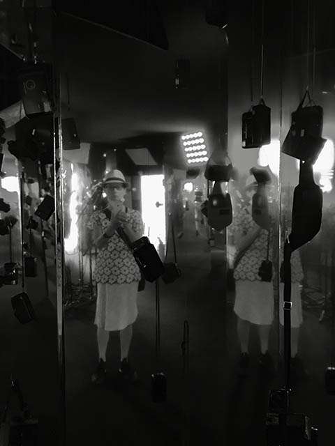 alexandra reill: sp19-22-in the mirror cabinet. video loop from photo edits, 2021 / 2022. sp_sample_03